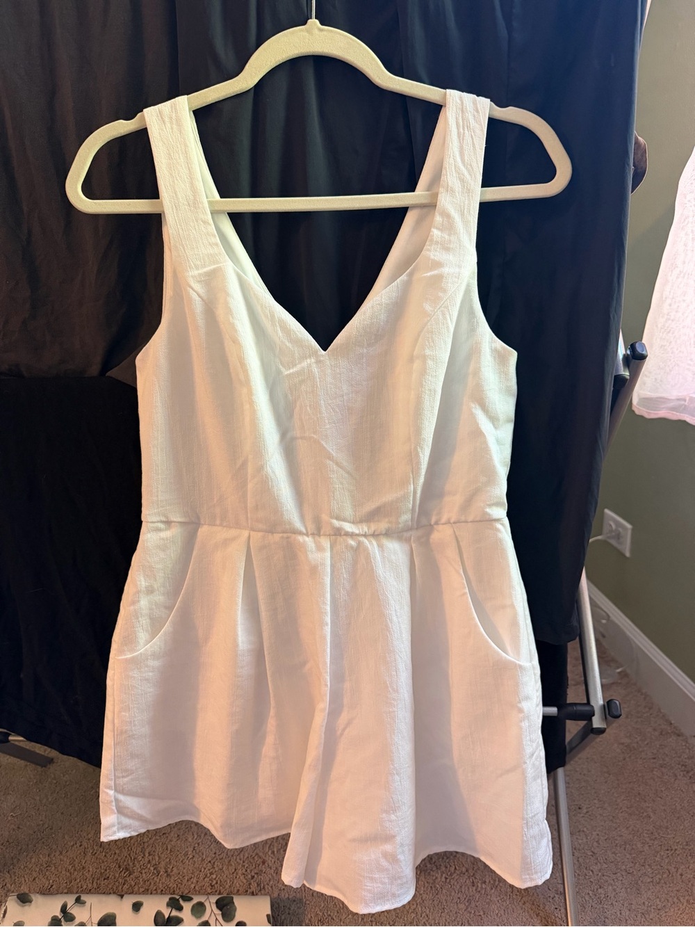 Francesca's Collections White V-Neck Romper - Picture 4 of 5